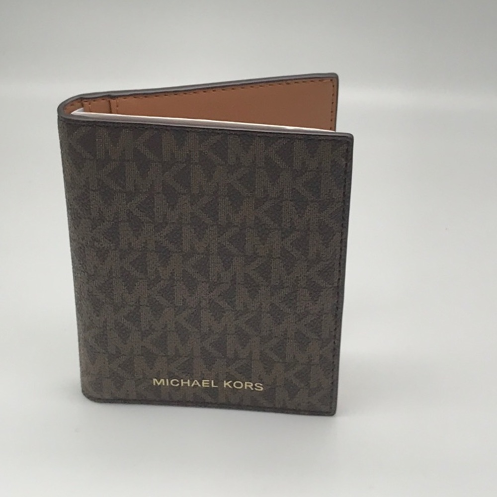 NWT  Michael Kors Jetset Passport Cover  UNISEX